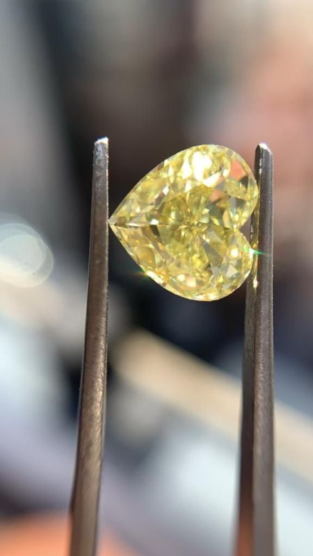 1122775342 - 1 carat  natural diamond